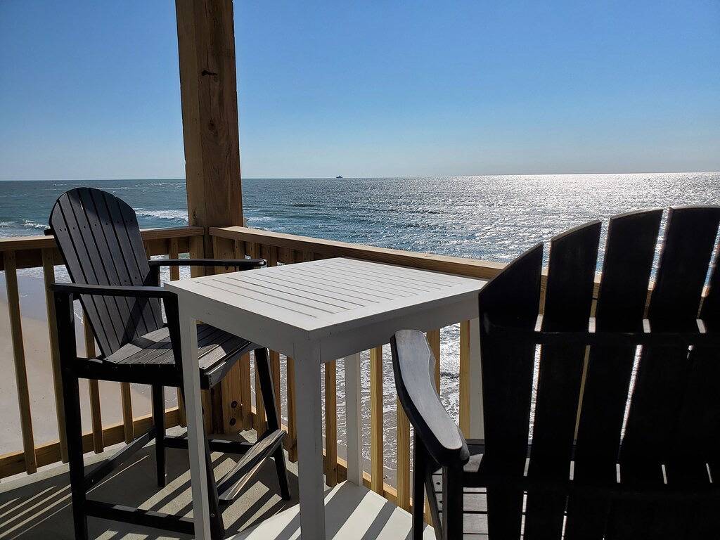 Ganze Wohnung, The Northern Exposure - Beautiful Beachfront Condo Right on the Ocean. in North Topsail Beach, Camp Lejeune