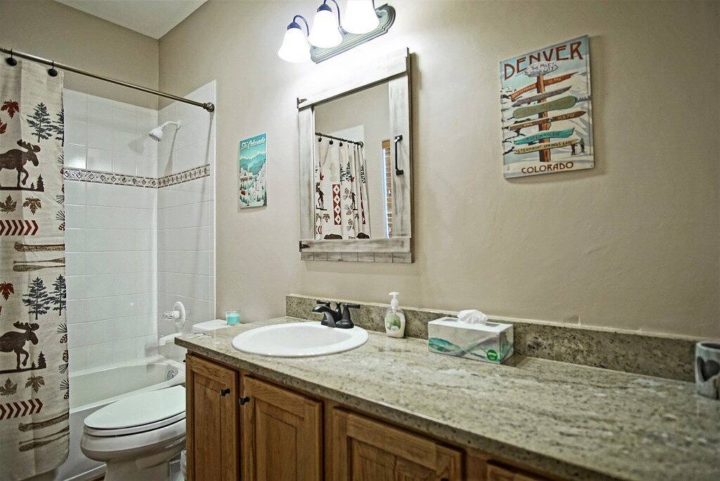 Close to 5 Ski Resorts - On Free Bus Route - Blue River in Backyard - Hot Tub in Silverthorne, Arapaho and Roosevelt National Forests