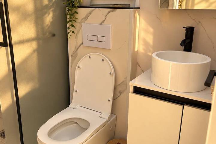 Studio romantique, jacuzzi et terrasse sur l’eau in Velles, Châteauroux und Umgebung