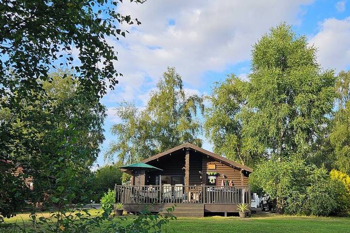Log cabin for 6 people, with hot tub and pool as well as terrace in Lincolnshire