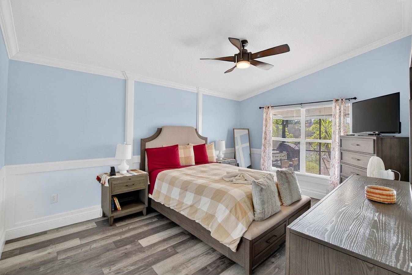 Lakefront 4-Bedroom Home with Pool in Tampa Bay