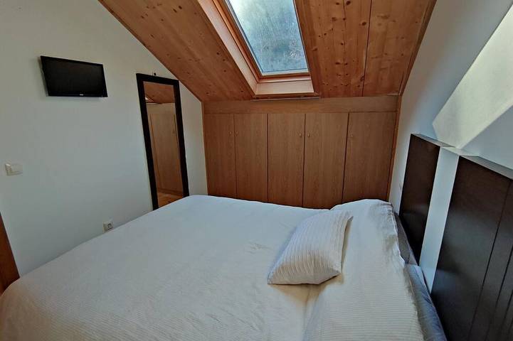 Entire apartment, Mountain Style Duplex Near Jaca, Parking Included in Castiello de Jaca, Aragonese Pyrenees