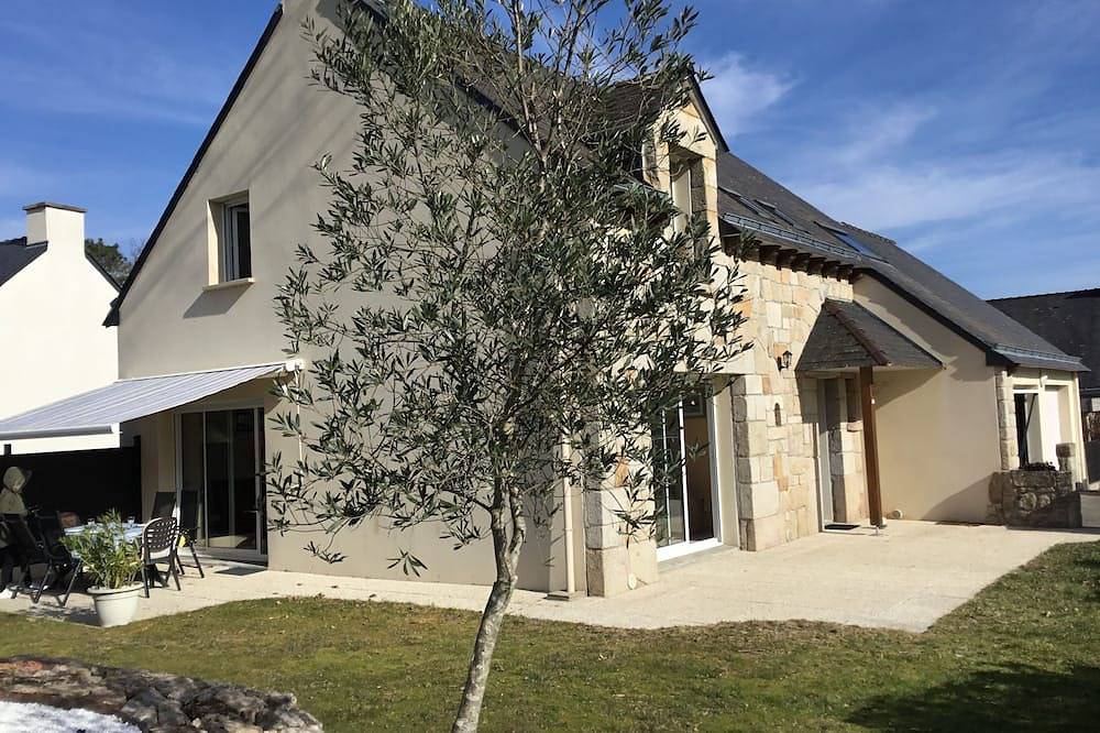 Large House 4 bedrooms. 125 m2 .2 closed garages in Ploeren, Côte des Mégalithes