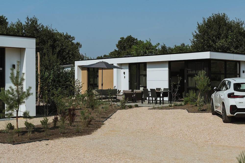 Luxe 4-persoons wellnessvilla op Landgoed Vogelenzang met privésauna. Licht, comfortabel en duurzaam ingericht, midden in het groen en dichtbij duinen en kust. in Nederlandse Noordzeekust