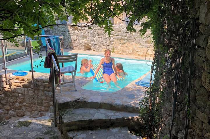 Location de vacances pour 10 personnes, avec jardin, animaux acceptés à Montclus