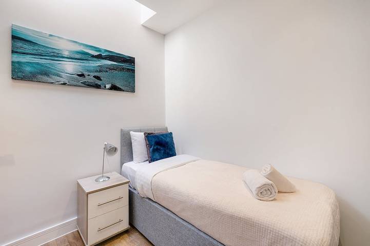 Luxury Hillside Home in Purley with Ensuites, Balconies & Garden in Croydon, London