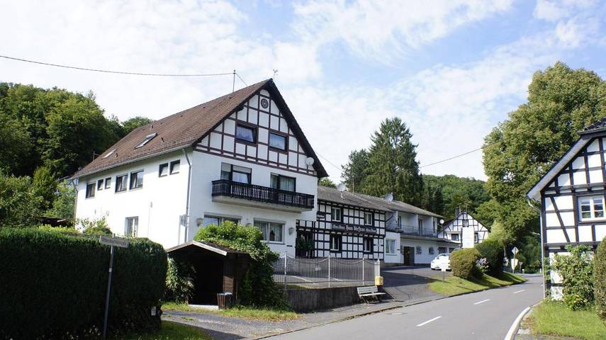 Hotel, mit Balkon und Terrasse sowie Sauna und Ausblick in Eitorf