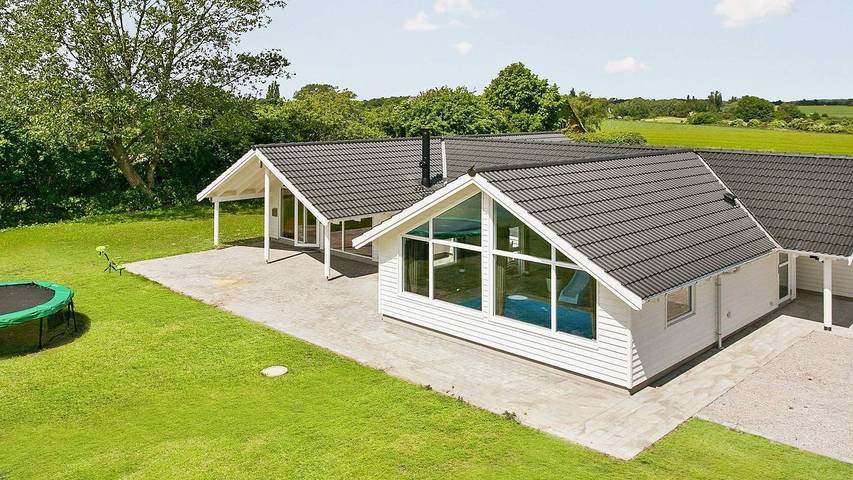 Vakantiehuis voor 14 personen, with whirlpool and terras as well as sauna and zwembad op Møn