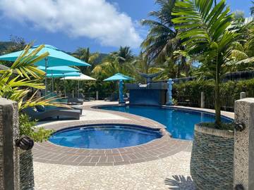 Maison d’hôte pour 2 personnes, avec bassin pour enfant et vue ainsi que piscine et jardin dans La Digue