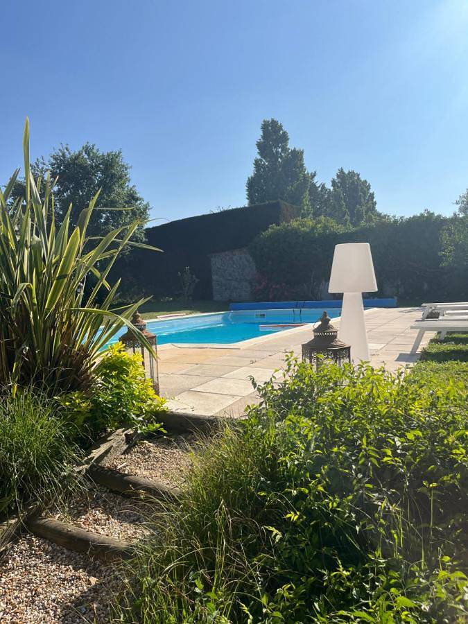 Location de vacances pour 10 personnes, avec piscine ainsi que vue et jardin à Fontaine-sous-Jouy