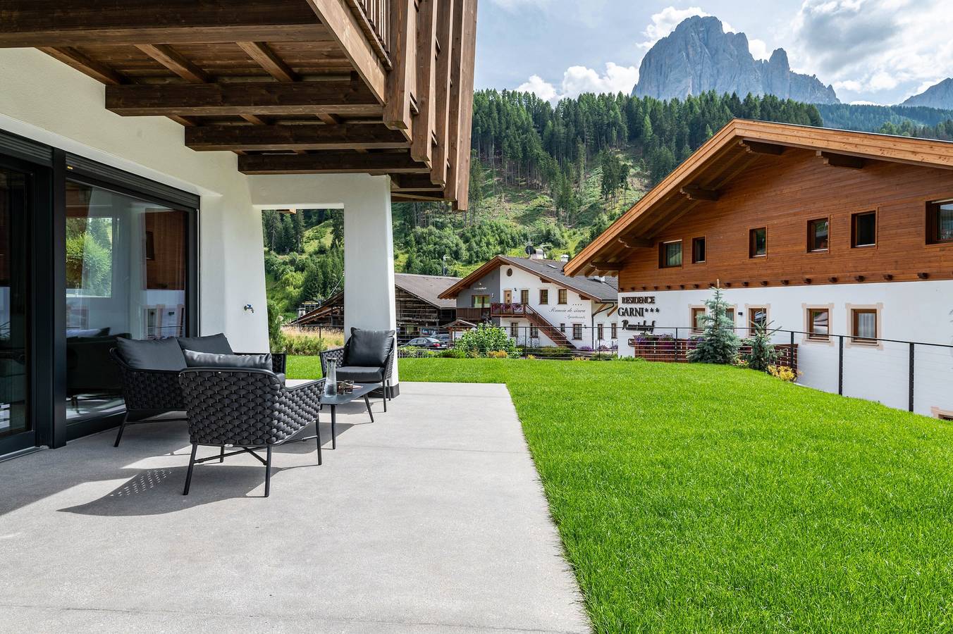 Geheel appartement, Villa Sofia Appartement 'S' met uitzicht op de bergen, privéterras en Wi-Fi in Plan da Tieja, Wolkenstein