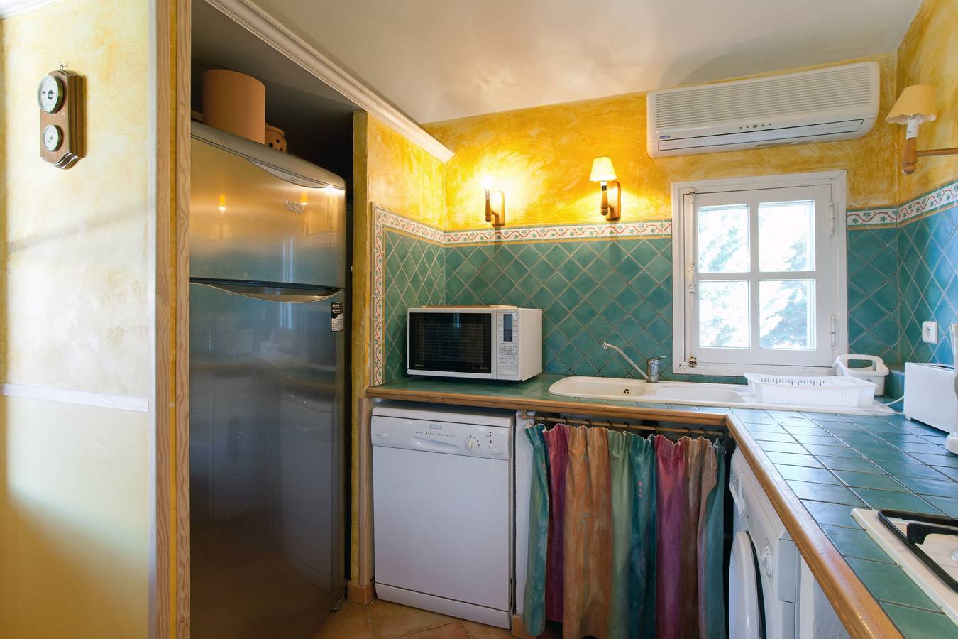 Holiday Home 'Gauguin' with Shared Pool, Wi-Fi and Air Conditioning in Fourques, Nimes region