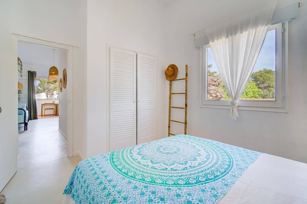 Entire apartment, Casa Lola Serene and luxurious apartment with balcony in Cala en Bosc, Ciutadella