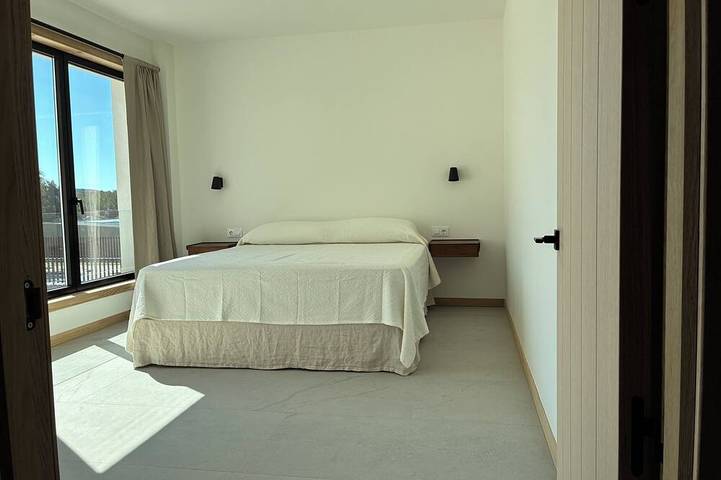 House with garden, pool and barbecue in front of golf and forest, minutes from the beach. in el Catllar, Costa Dorada