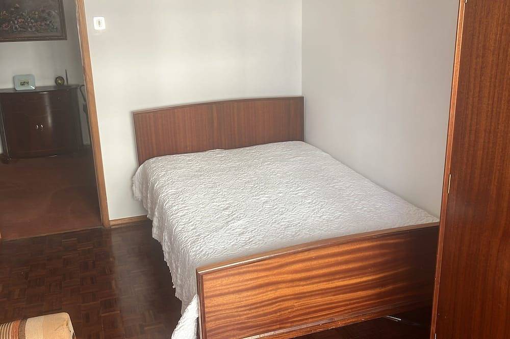 Entire apartment, Comfortable Bedroom at Bairro dos Capuchos in Leiria, Pousos, Barreira e Cortes, Leiria