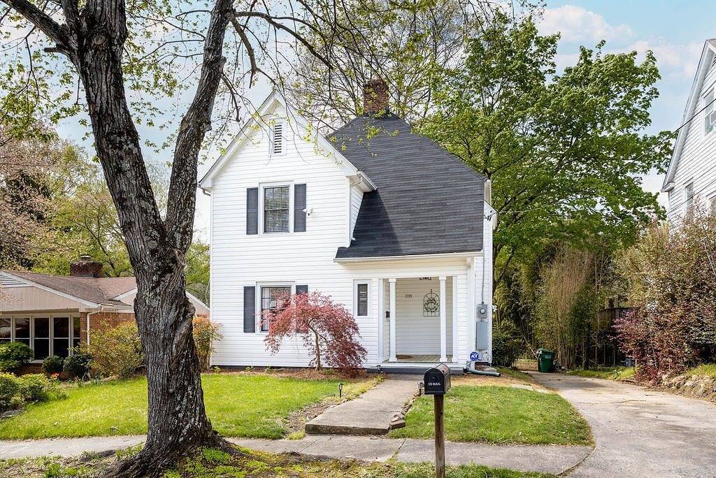 Emerywood Retreat: Chic Interiors in a Premier Neighborhood in High Point, Guilford County