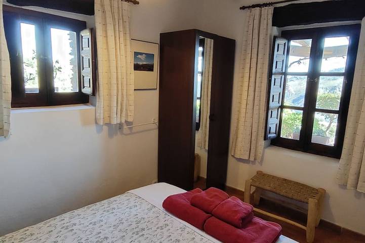 Apartamento entero, Alojamiento rural con suntuosos jardines y magníficas vistas panorámicas. in Pórtugos, Cordillera Penibética