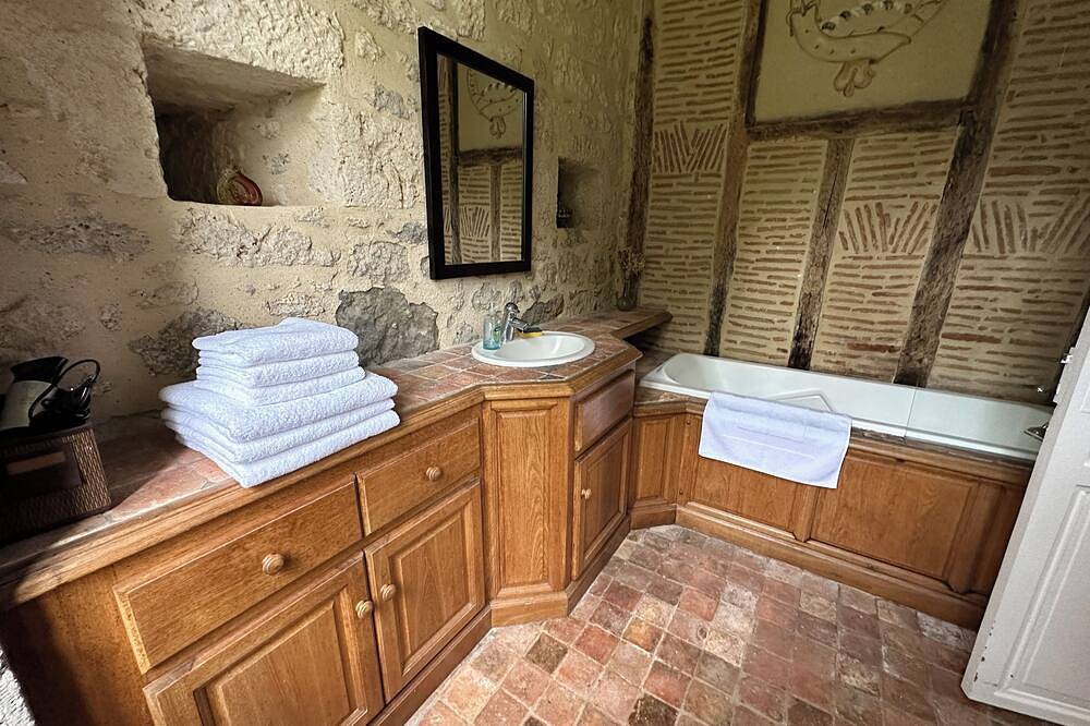 Le château de Mazelières est un lieu paisible pour des vacances détendues in Espiens, Région de Nérac