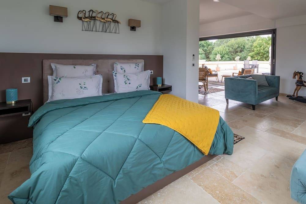 Suite Alpilles 5 épis exceptional accommodation in the heart of an exceptional region in Châteaurenard, Arles region