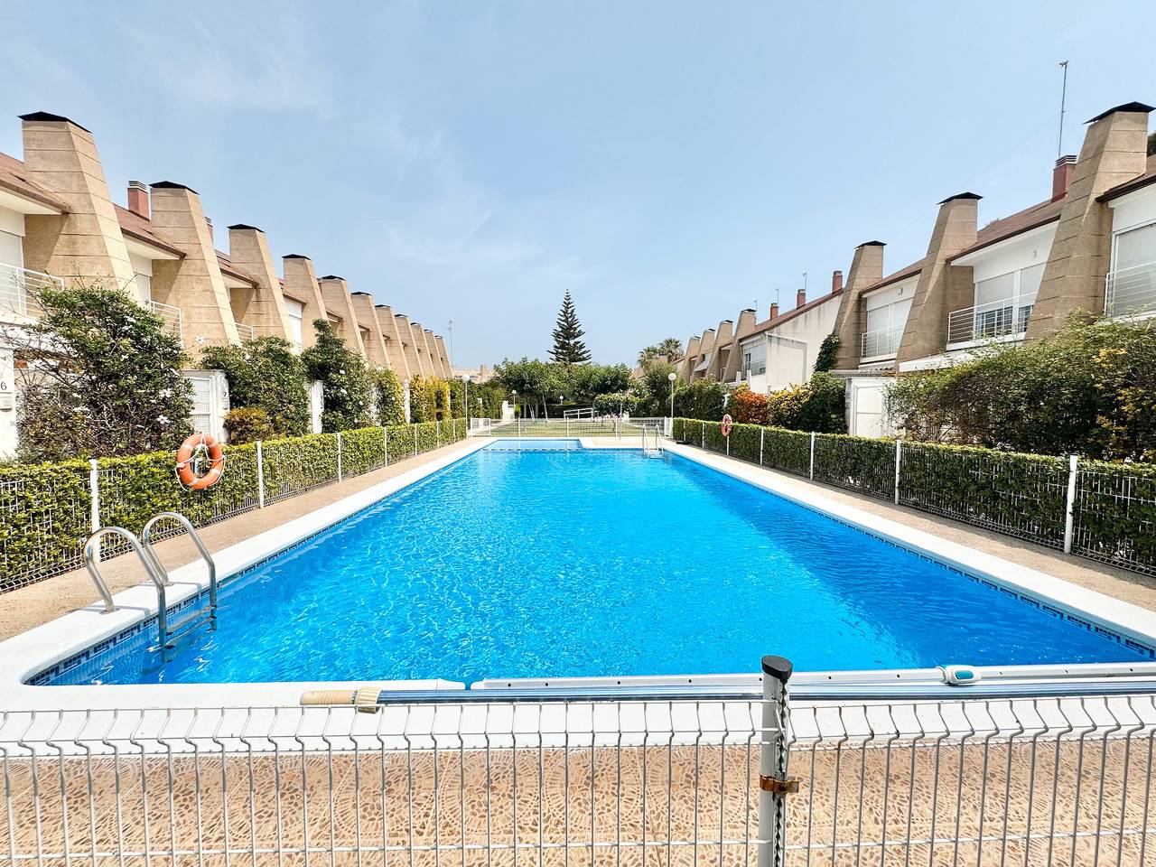 Casa Vacacional 'Lopimar Playa Malvarrosa' con Vista a la Montaña, Wi-Fi y Aire Acondicionado in Playa de Almardá, Sagunto