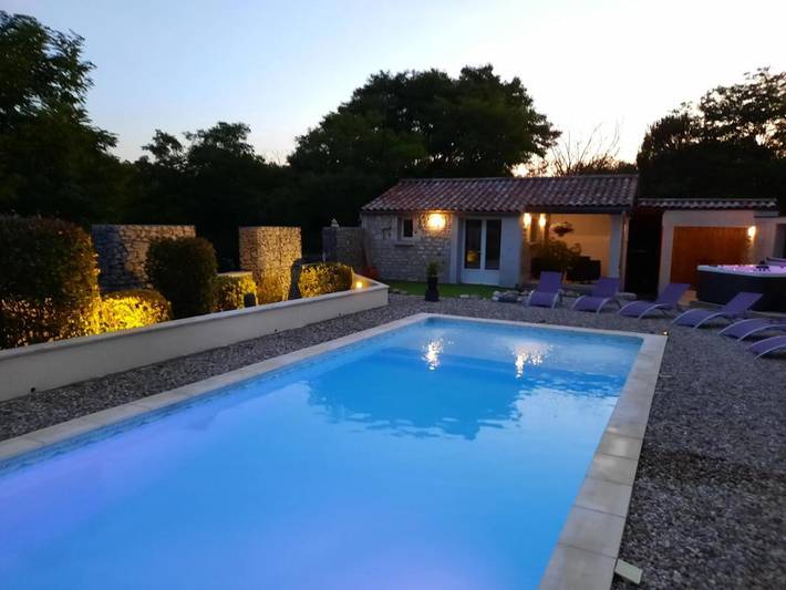 Location de vacances pour 2 personnes, avec vue ainsi que jardin et piscine, animaux acceptés à Lussas - 2