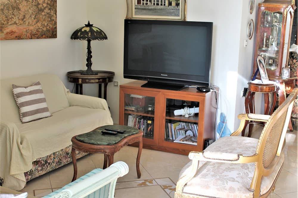 Geheel appartement, Villa with garden in Varkiza, Vari