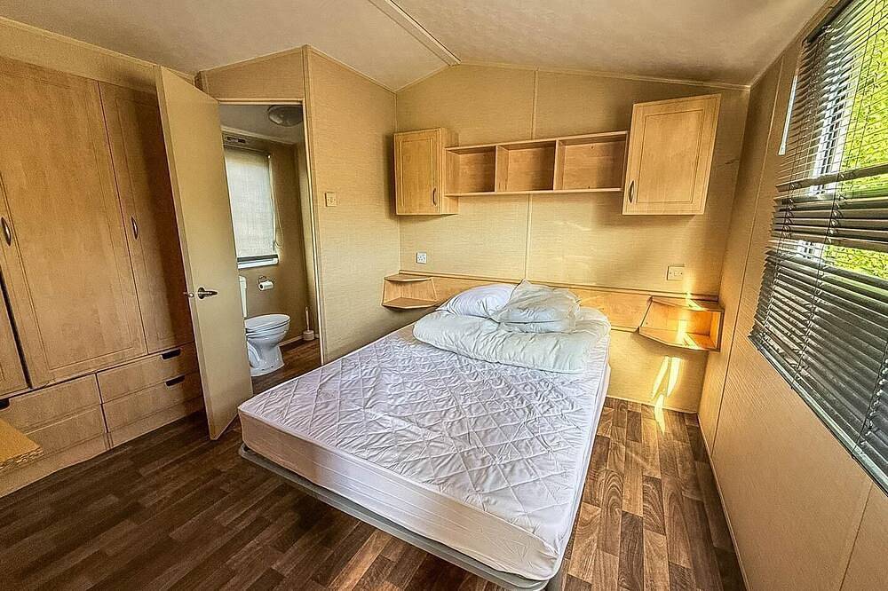 Homely 6 berth caravan at Steeple Bay in Essex in Steeple, Essex