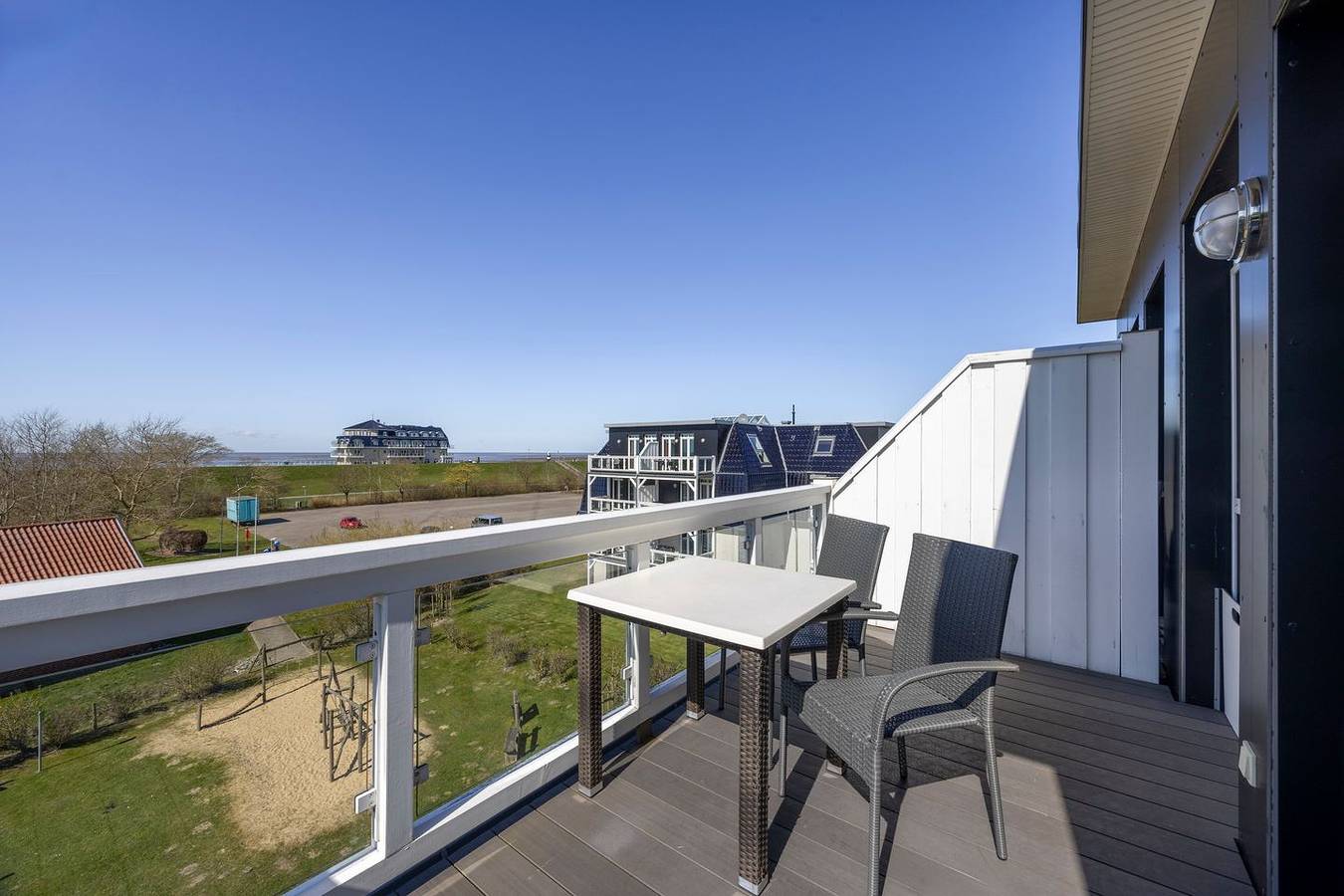 Ganze Wohnung, Erstklassige Ferienwohnung mit großartigem Meerblick, Sauna und zwei Balkonen! in Wremen, Cuxland