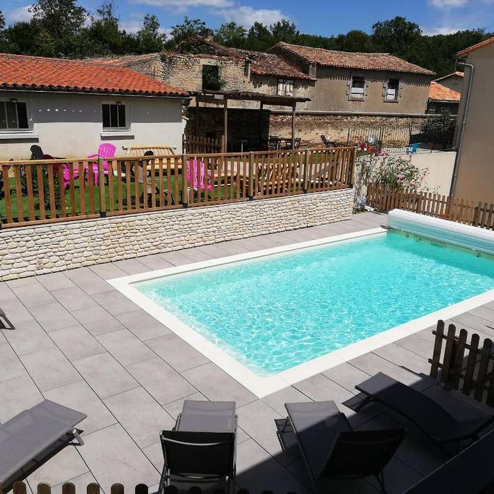 Appartement de vacances pour 14 personnes, avec Terrasse et Jardin ainsi que Piscine et Vue dans les Deux-Sèvres - 2