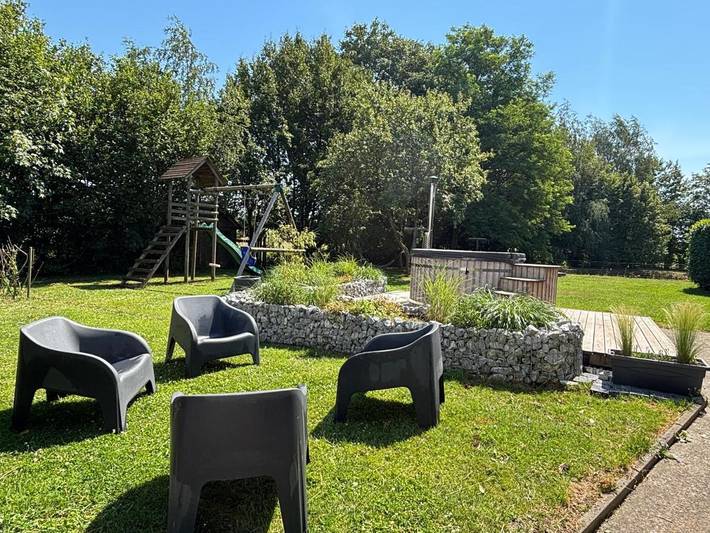 Location de vacances pour 10 personnes, avec Jacuzzi et Terrasse ainsi que Jardin et Vue sur le lac à Momignies