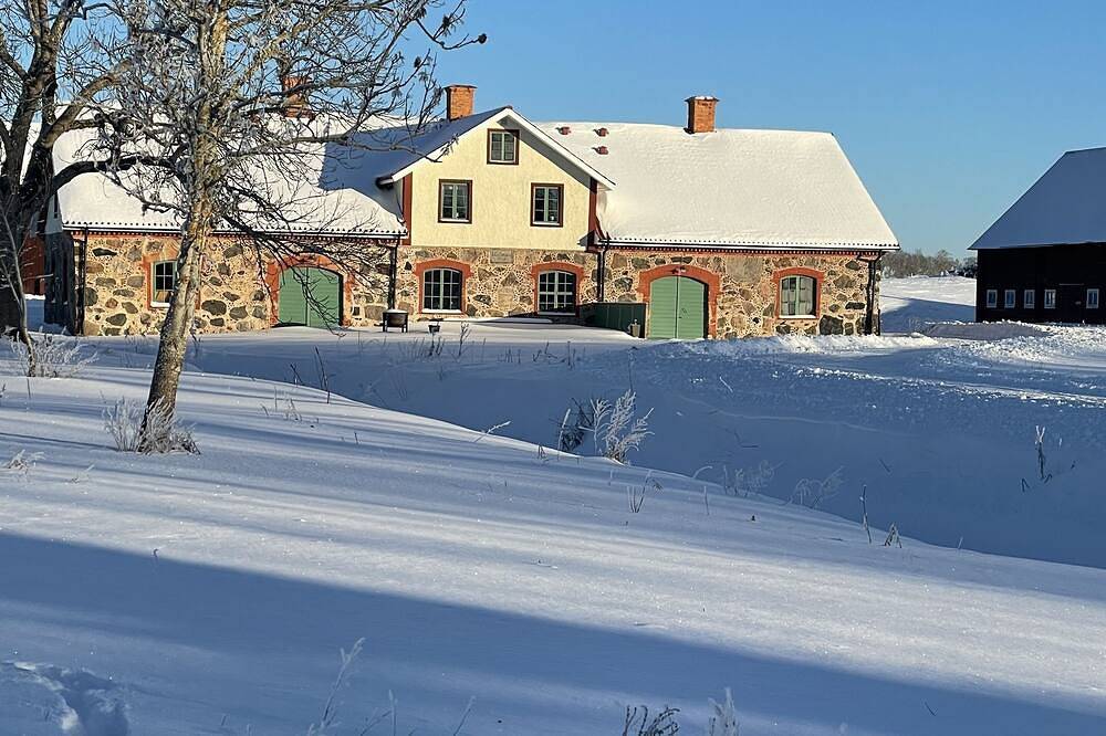 Carefully renovated Old Smithy farmhouse - luxury stay in Hjälmaren
