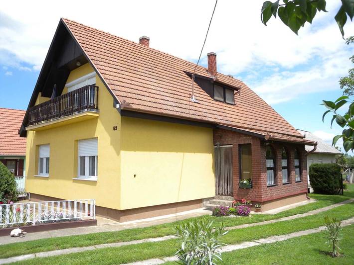 Ferienwohnung für 4 Personen, mit Balkon und Garten in Balatonbereny
