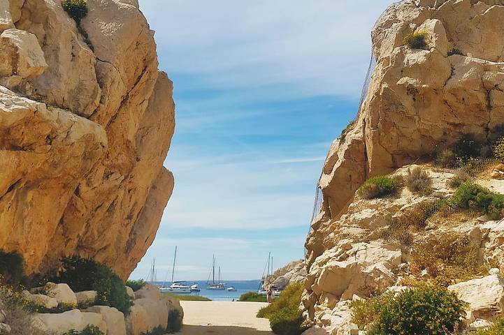 Apartamento entero, Studio on Frioul Island: at the foot of a beach and the Morgiret calanque. in Archipiélago de Frioul, Marsella