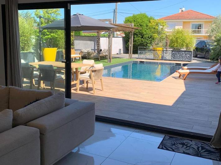 Location de vacances pour 8 personnes, avec vue ainsi que piscine et terrasse, animaux acceptés à Pusignan