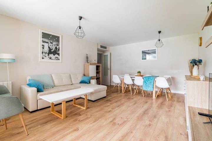 Apartamento para 8 personas, con balcón y vistas además de piscina y piscina para niños en Alcalá de Henares