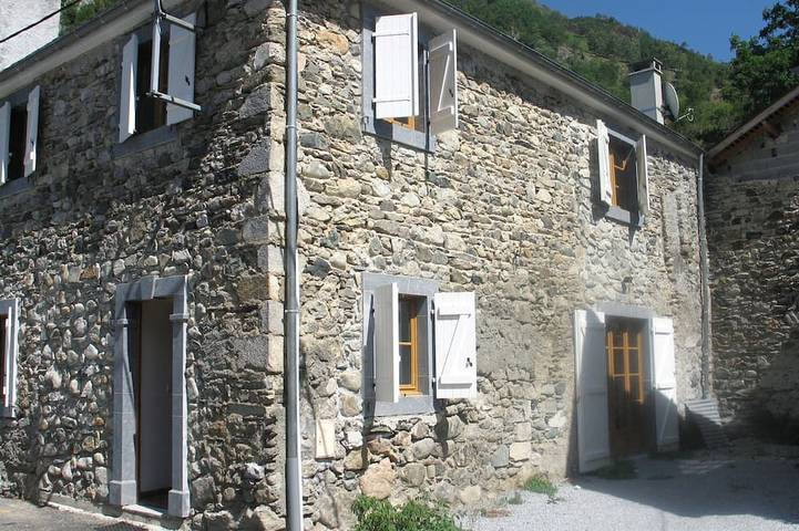 Gîte pour 10 personnes, avec jardin à Aste-Béon