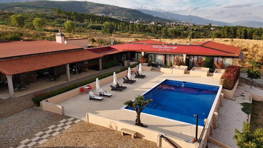 Gîte pour 2 personnes, avec vue ainsi que piscine et jardin, adapté aux familles à Covilhã - 2