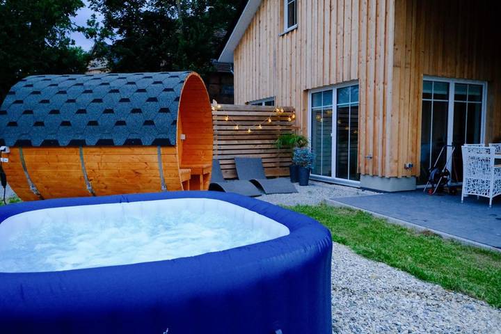 Ferienhaus für 6 Personen, mit Whirlpool und Terrasse sowie Garten und Pool in Warstein