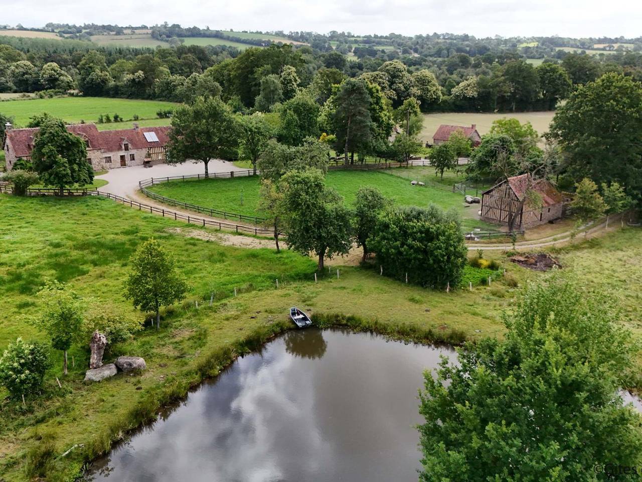 Authentic house by a pond with pets allowed, linens and cleaning included in Ceaucé, Parc naturel régional Normandie-Maine