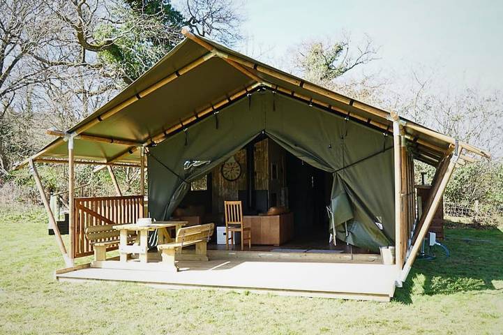 Glamping for 6 people, with hot tub in Brecon Beacons