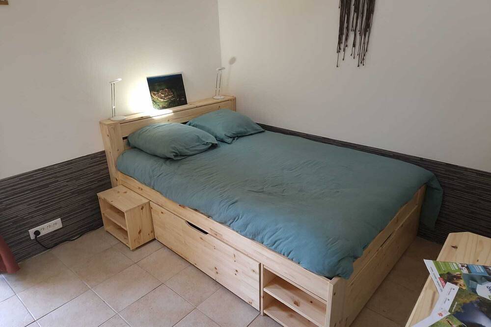Entire apartment, Gîte/Studio sleeps 2 with enclosed garden (pets welcome) and large shower. in Loubressac, Massif Central