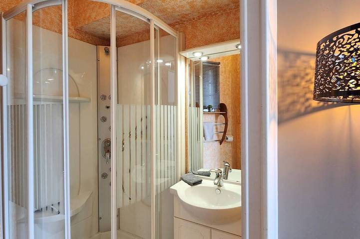 Geräumiges Herrenhaus mit Whirlpool und Schlafzimmern mit privatem Bad, für 11 in Millières, Coutances und Umgebung