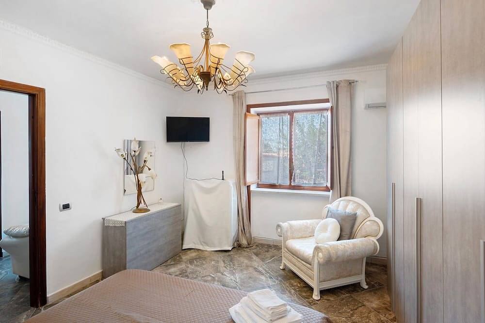 Casa Vacacional 'Holydayshouse' con Vista a la Montaña, Wi-Fi y Aire Acondicionado in Ercolano, Parque nacional del Vesubio