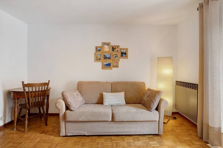Entire apartment, Panoramic Apartment in the Heart of La Salle with Balcony and Fast Wi-Fi in La Salle, Comune di La Salle