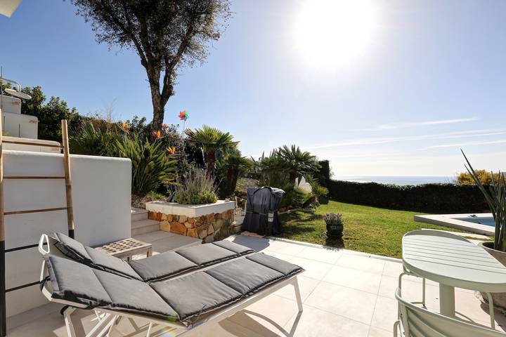 Apartamento entero, Apartamento Casa Domino 1 con amplia terraza, piscina compartida y Wi-Fi gratuito in Torreguadiaro, San Roque