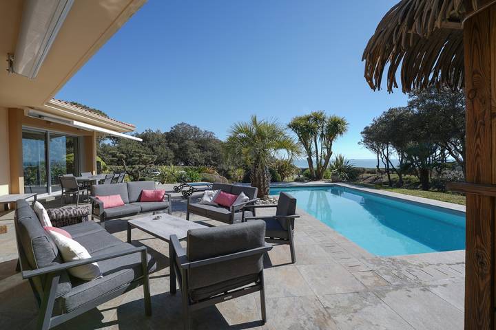Ferienhaus für 8 Personen, mit Terrasse und Garten sowie Pool