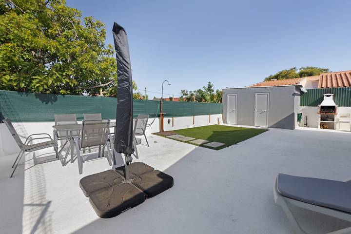 Holiday Home 'Piccola' with Private Garden, Balcony and Wi-Fi in Alcabideche, Costa de Lisboa