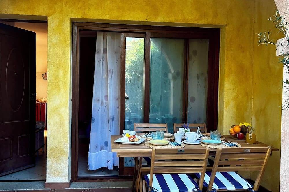 Delightful apartment a stone's throw from the sea and the mountain. in Capoterra, Campidano