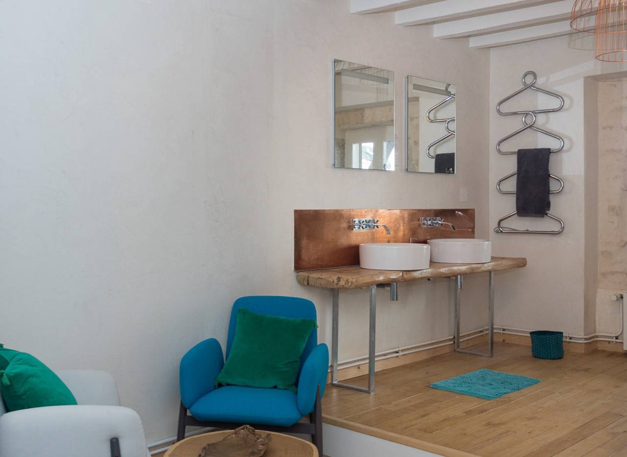 Gästezimmer „Chambre Cocon“ mit gemeinsamer Terrasse und Wlan in Bouvesse-Quirieu, La Tour-du-Pin und Umgebung