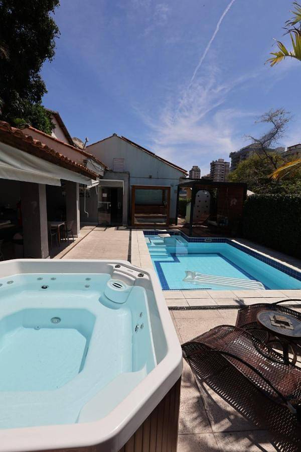 Chambre d’hôte pour 2 personnes, avec piscine et sauna ainsi que jacuzzi et jardin dans Região Metropolitana do Rio de Janeiro